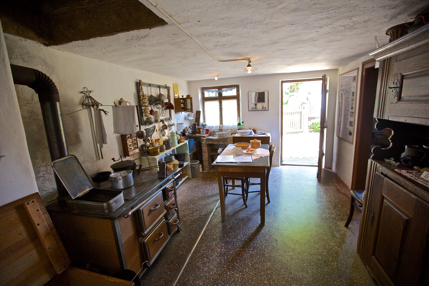 Vue générale de la cuisine de la Maison-Rurale de l'Outre-Forêt